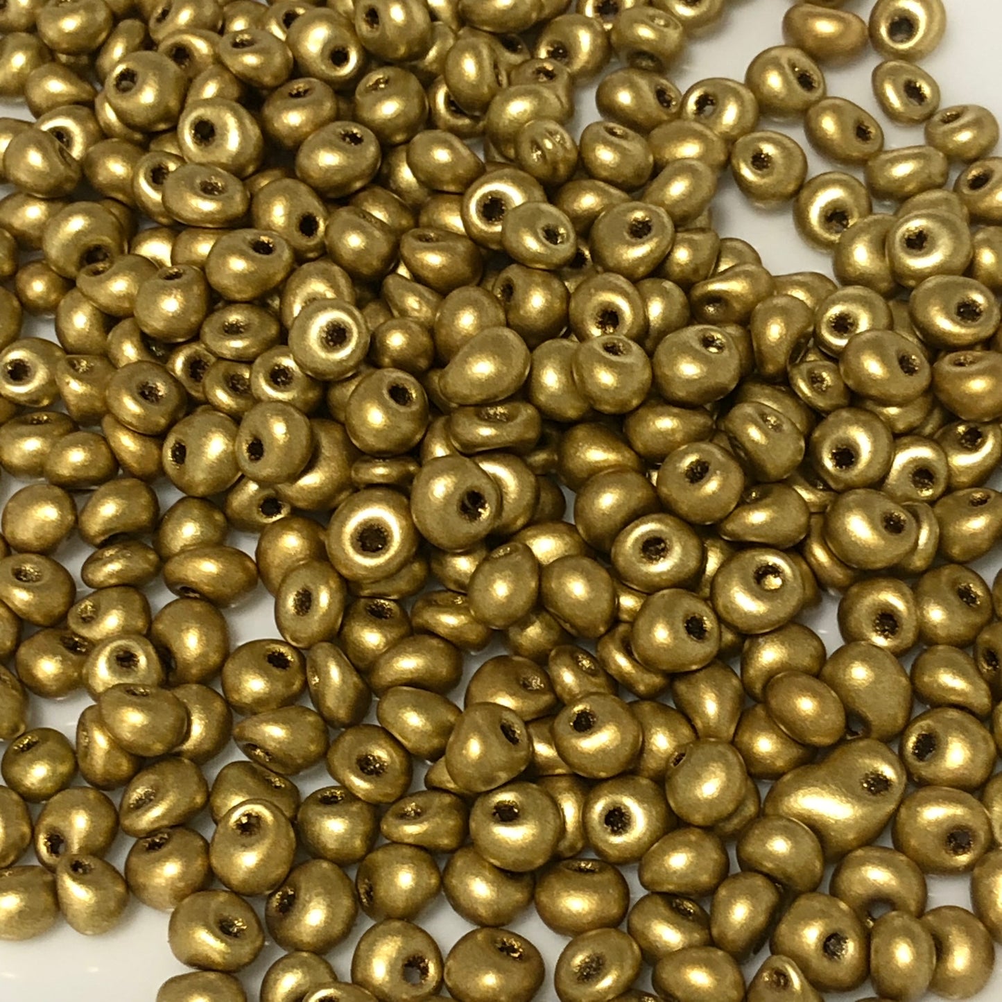 Neprůhledné matné zlaté skleněné kapkové korálky, prům. 4 mm - 5 gramů