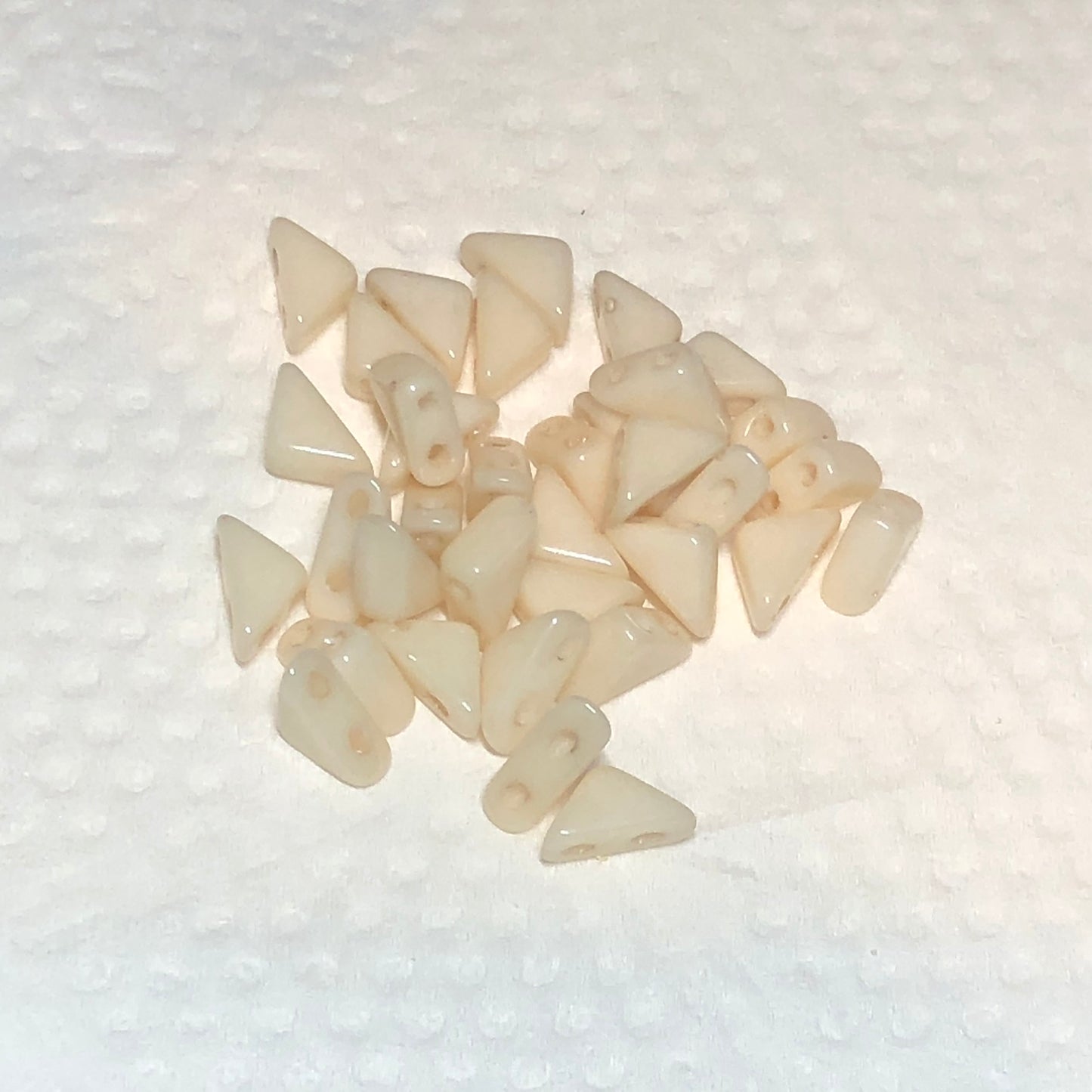 Czech Tango 02010-14413 Chalk Champagne 2-dírkové 6 mm skleněné korálky trojúhelníkové - 5 g