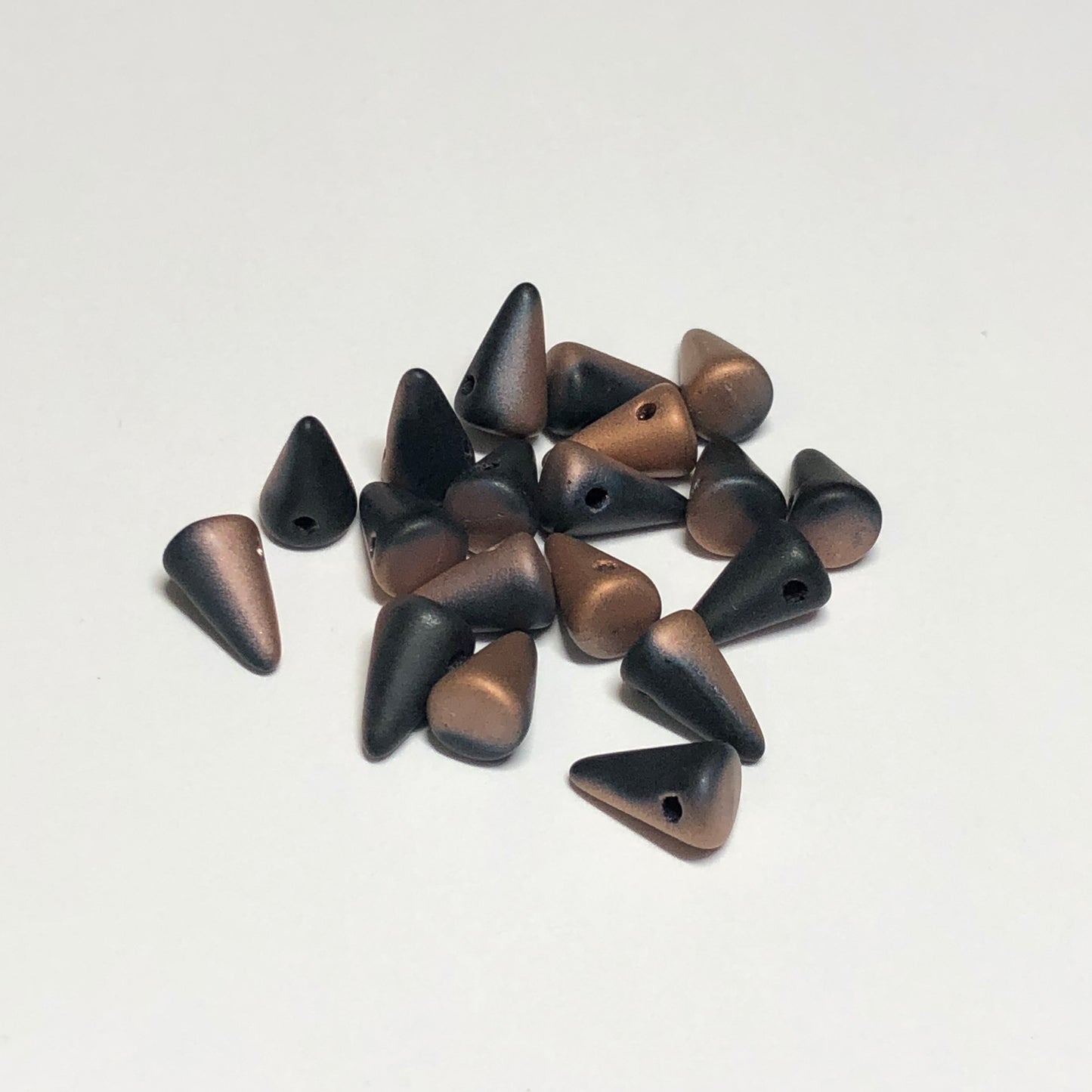 Spike / Thorn Beads 23980AM Apollo Jet mat, 5 x 8 mm verre tchèque - 19 perles