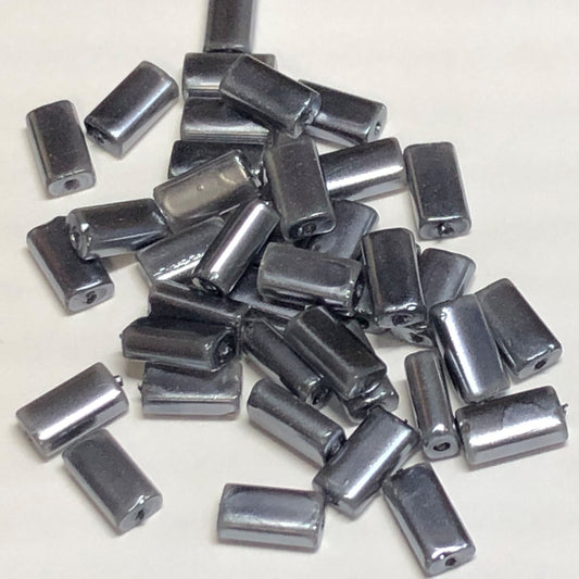 Perles de tube oblong rectangle plat en verre enduit d'hématite tchèque, 6 x 3 mm - 50 perles