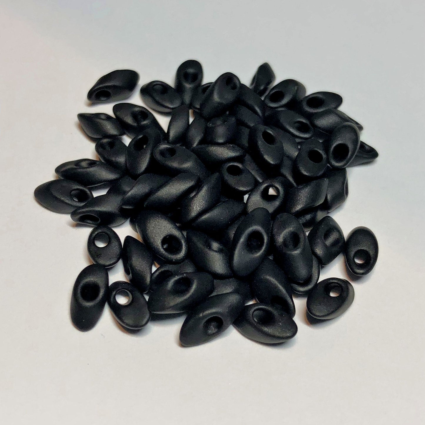 Miyuki Long Magatama LMA401F Noir Mat, 10 Grammes