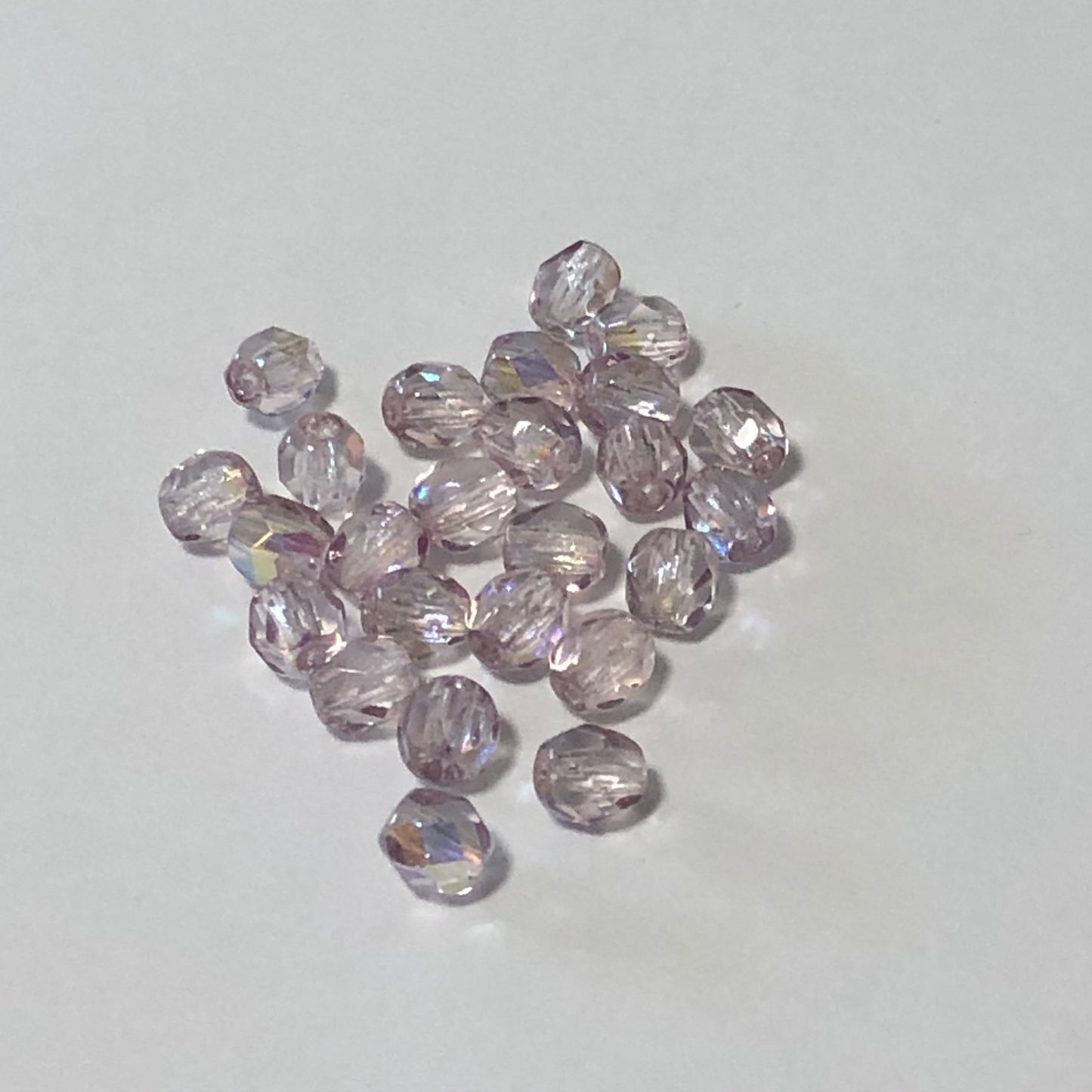 České ohnivě leštěné velmi lehké ametystové AB kulaté skleněné korálky s fazetou, 4 mm - 25 korálků