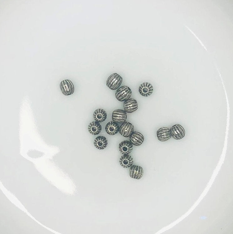 Perles rondes en métal ondulé argenté antique, 4 mm - 17 perles