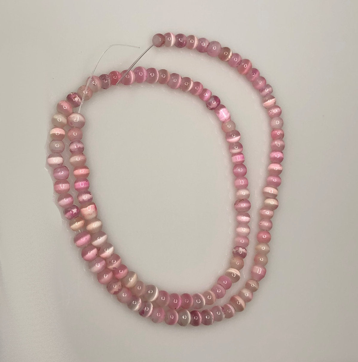 Perles rondes œil de chat rose, brin de 4 mm à 15,5 pouces
