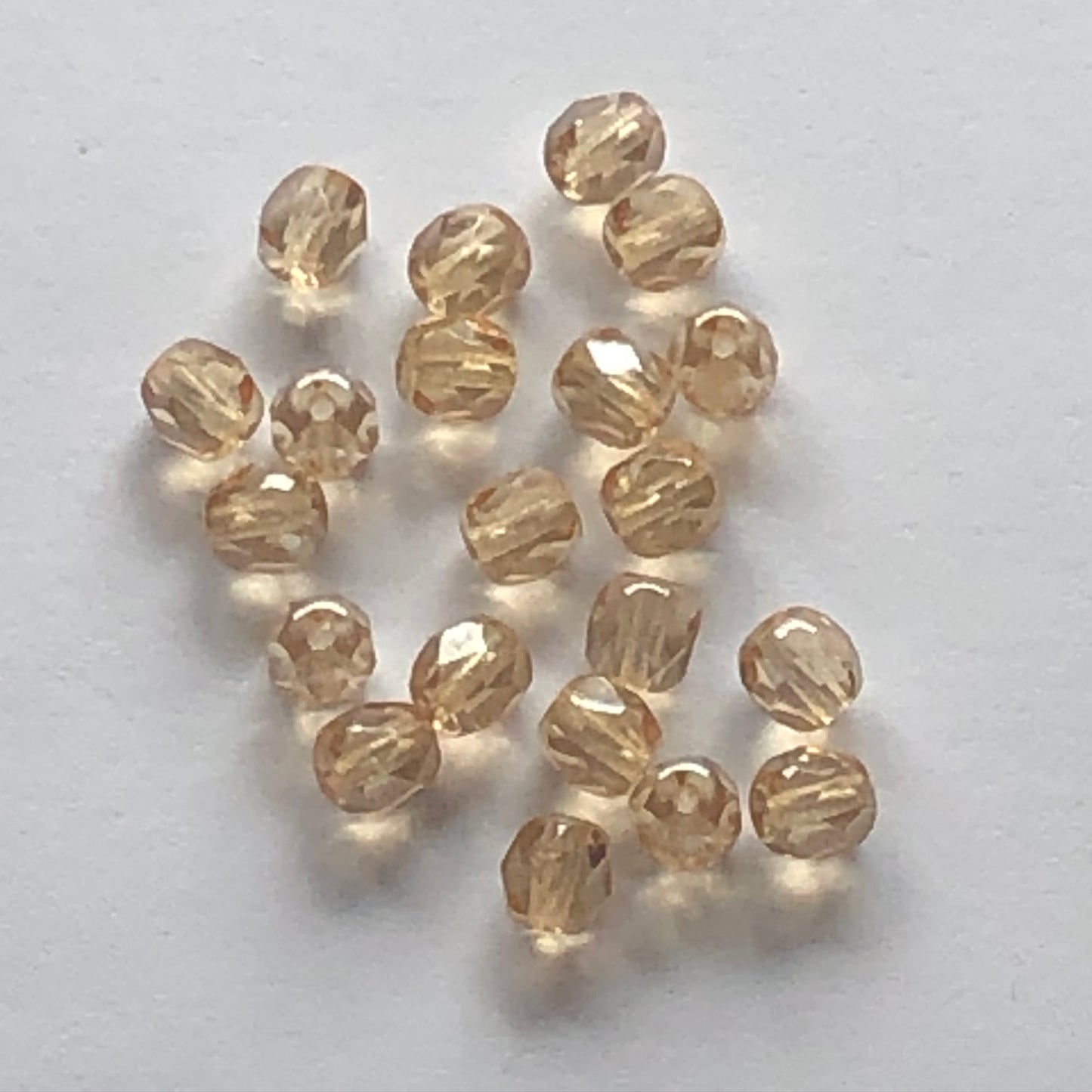 Perles rondes à facettes en cristal poli au feu tchèque, 4 mm - 15 ou 25 perles