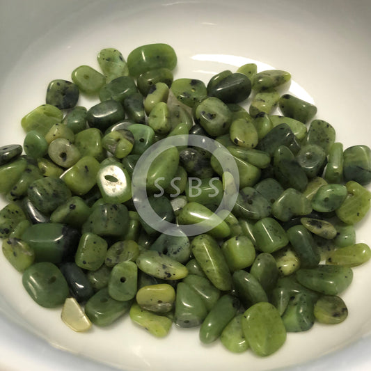 Perles de chips lissées de jade vert, 50 ou 58 g