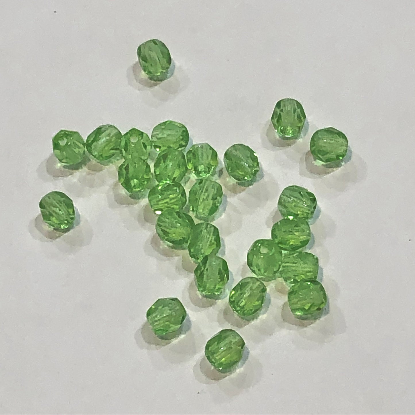 Perles de verre rondes à facettes vertes polies au feu tchèque, 4 mm - 14 ou 25 perles