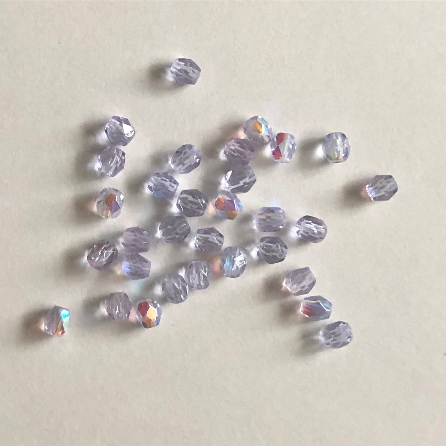 České ohňově leštěné levandule AB fazetové skleněné korálky, 4 mm, 12 nebo 30 korálků