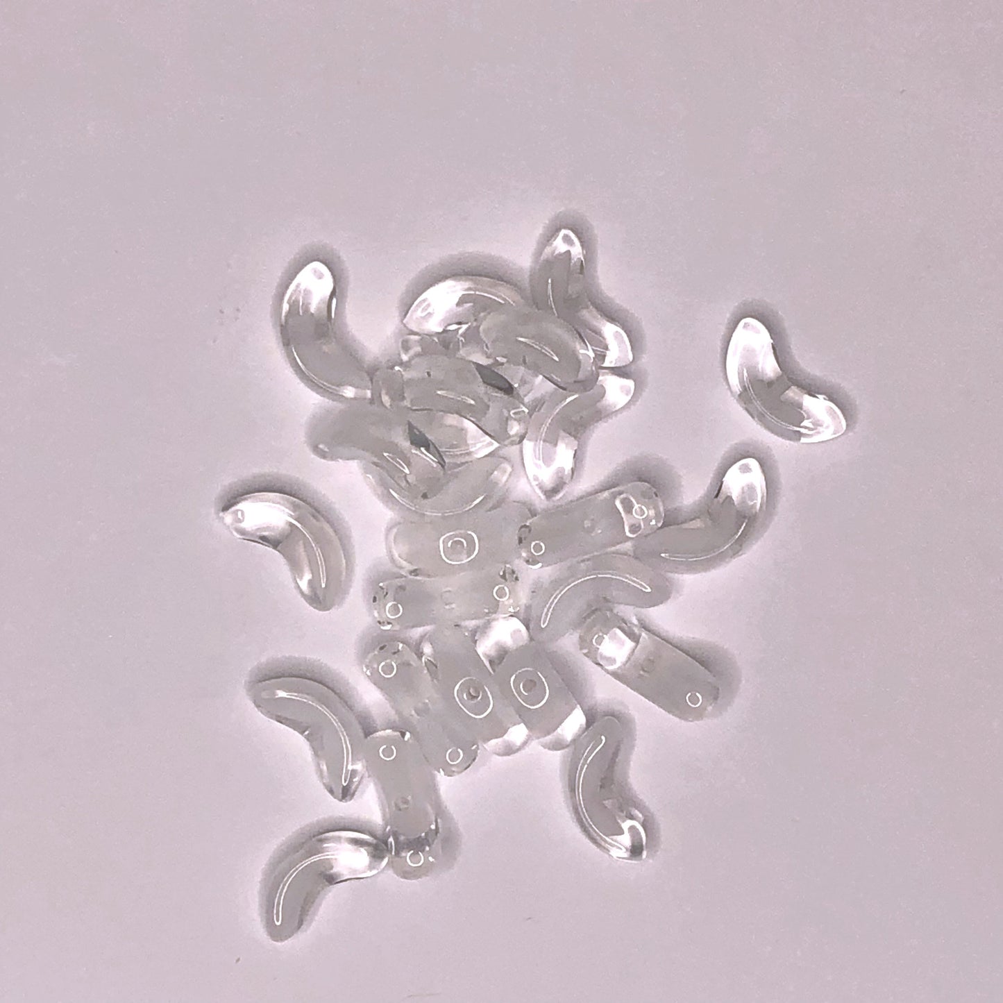 Bílá a čirá andělská křídla / ve tvaru měsíce / skleněné perle s půlměsícem s JEDNOU dírkou, 5 x 13 mm - 25 korálků