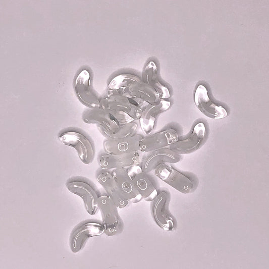 Bílá a čirá andělská křídla / ve tvaru měsíce / skleněné perle s půlměsícem s JEDNOU dírkou, 5 x 13 mm - 25 korálků