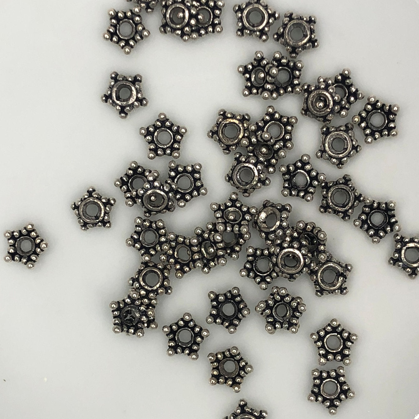 Capuchons de perles étoiles plaqués argent antique, 5,5 x 2 mm - 50 capuchons