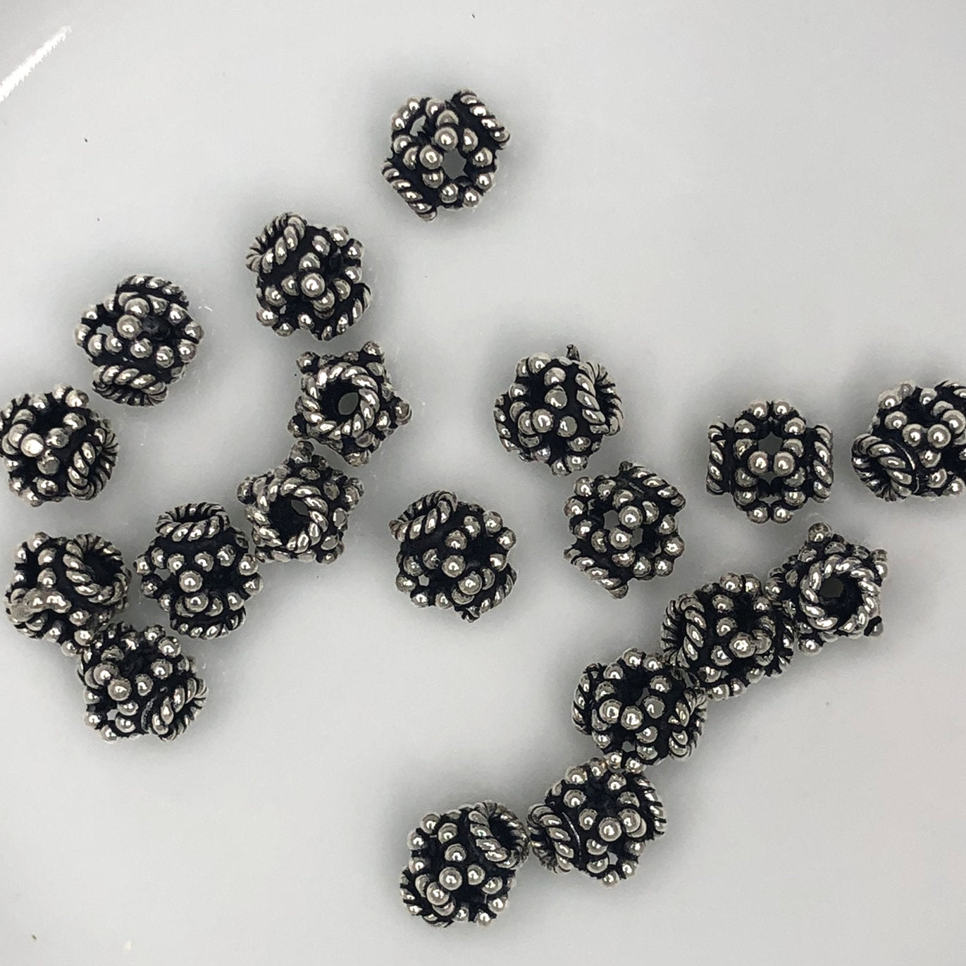 Perles métalliques de lanterne de Bali plaquées argent antique, 6,5 mm - 19 perles