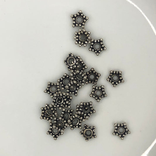 Capuchons de perles étoiles plaqués argent antique, 5 mm - 26 capuchons