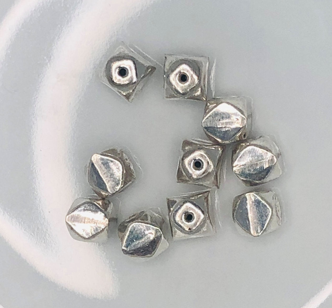 Perles carrées en métal origami plaqué argent, 6 mm - 10 perles