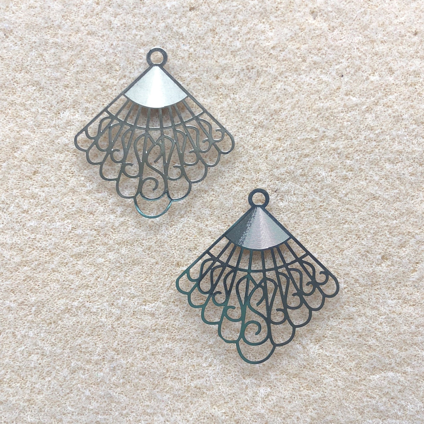 Ventilateur carré plat en laiton plaqué argent Drop LazerLace, 32 x 31 mm - 1 paire