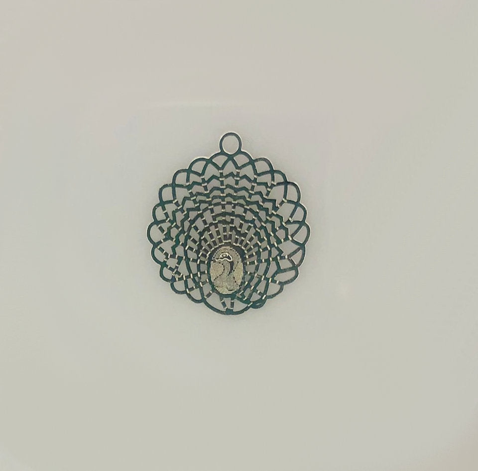 Drop LazerLace Paon en Laiton Plaqué Argent, 32 x 28 mm - 1 Paire