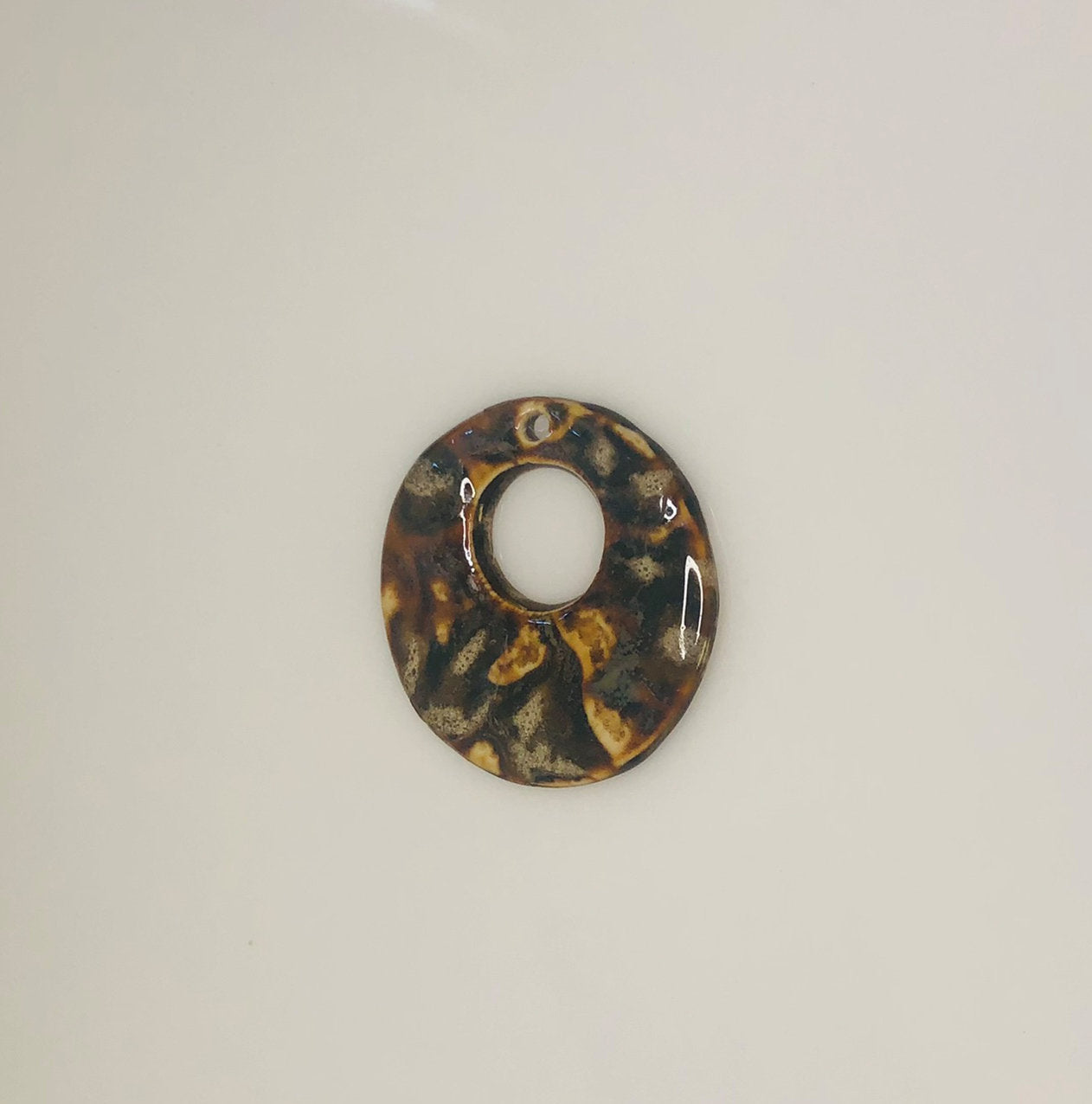 Pendentif / Focal rond en céramique nuances de marron, 47 x 46 x 4 mm, trou 16 mm