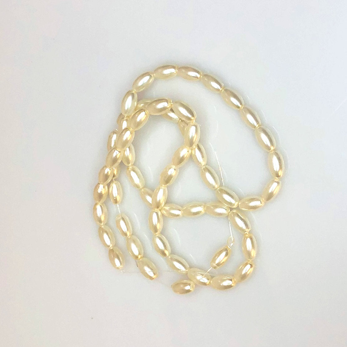 Perles de verre ovales crème, 8 x 4 mm - brin de 15 pouces