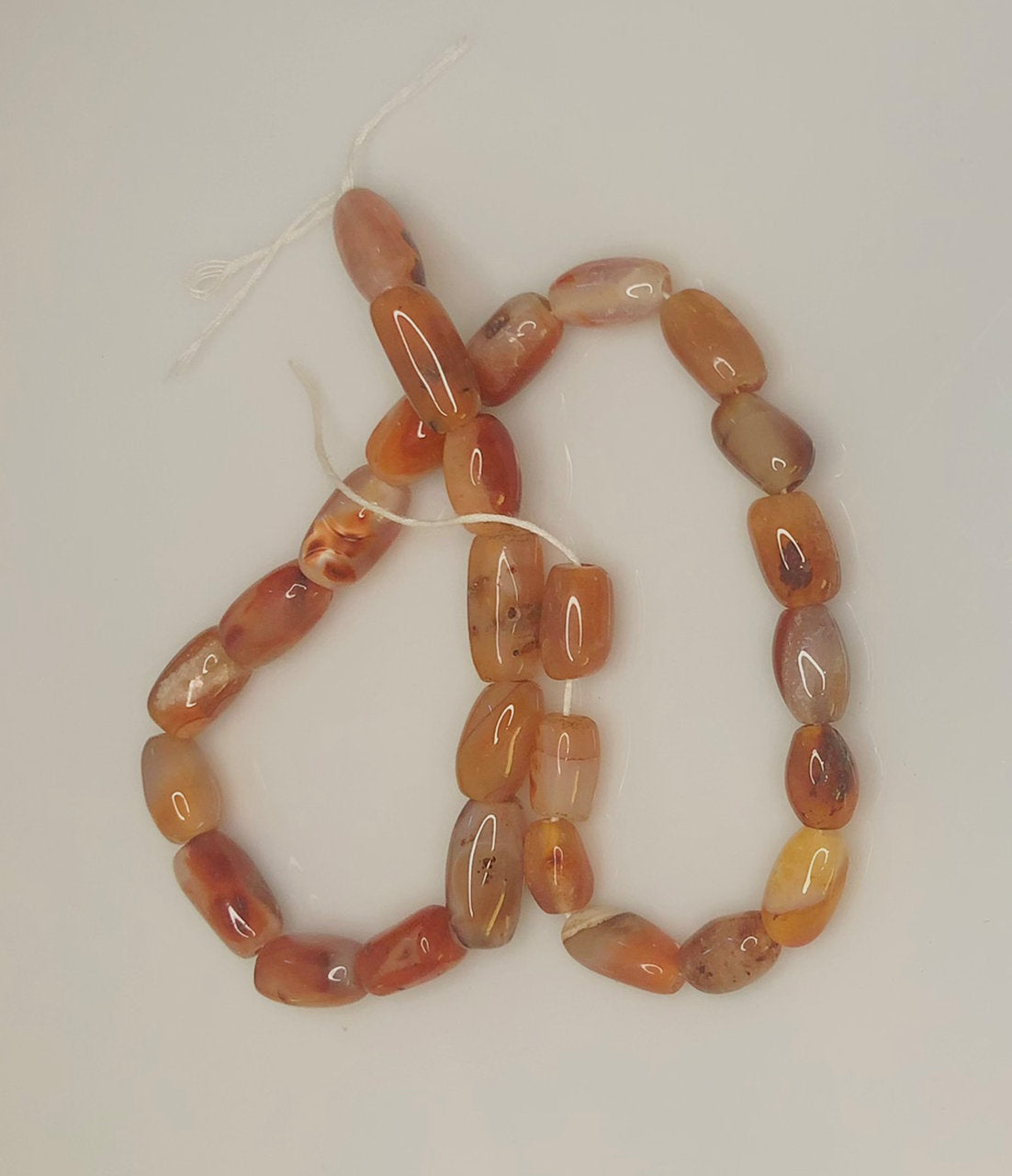 Korálky z červeného achátu (barvené / vyhřívané) z kamenných sudů, třídy C, 16 x 8 mm - 16-palcový pramen