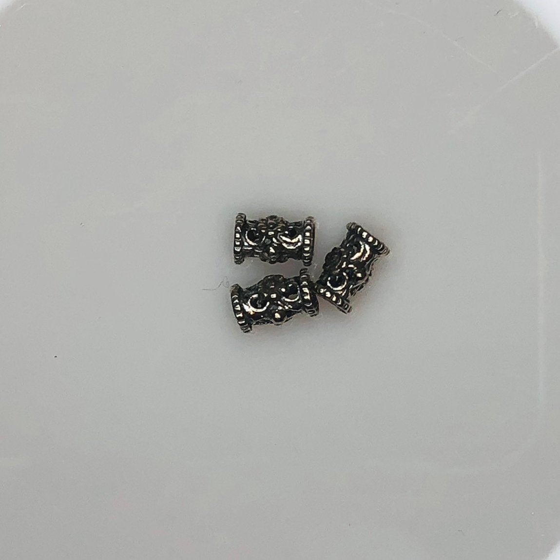 Perles de tube en métal fleur argent antique, 8 x 5 mm - 3 perles