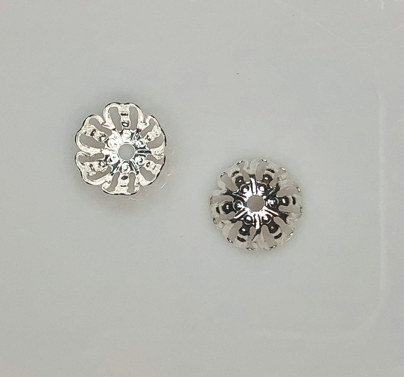 Capuchons de perles en filigrane en laiton plaqué argent, 12 x 5 mm - 2 capuchons