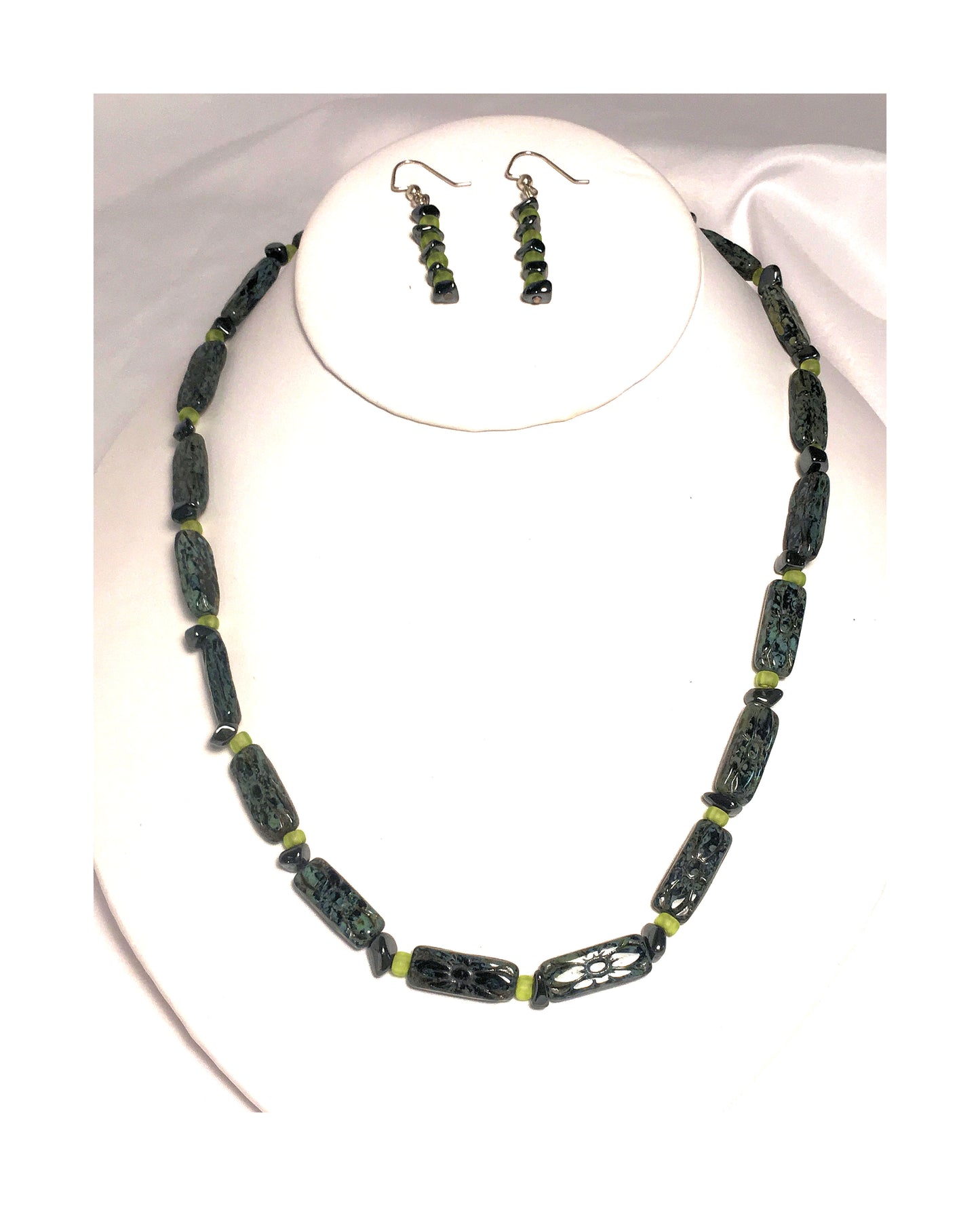 Ensemble collier et boucles d'oreilles tchèques avec perles de fleurs pressées noires/vertes et puces d'hématite