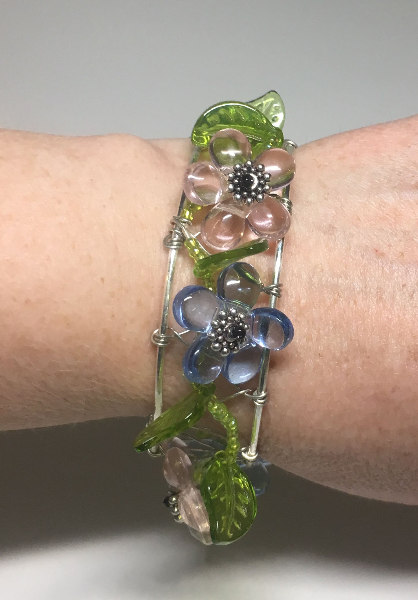 Růžový a modrý květinový korálkový náramek