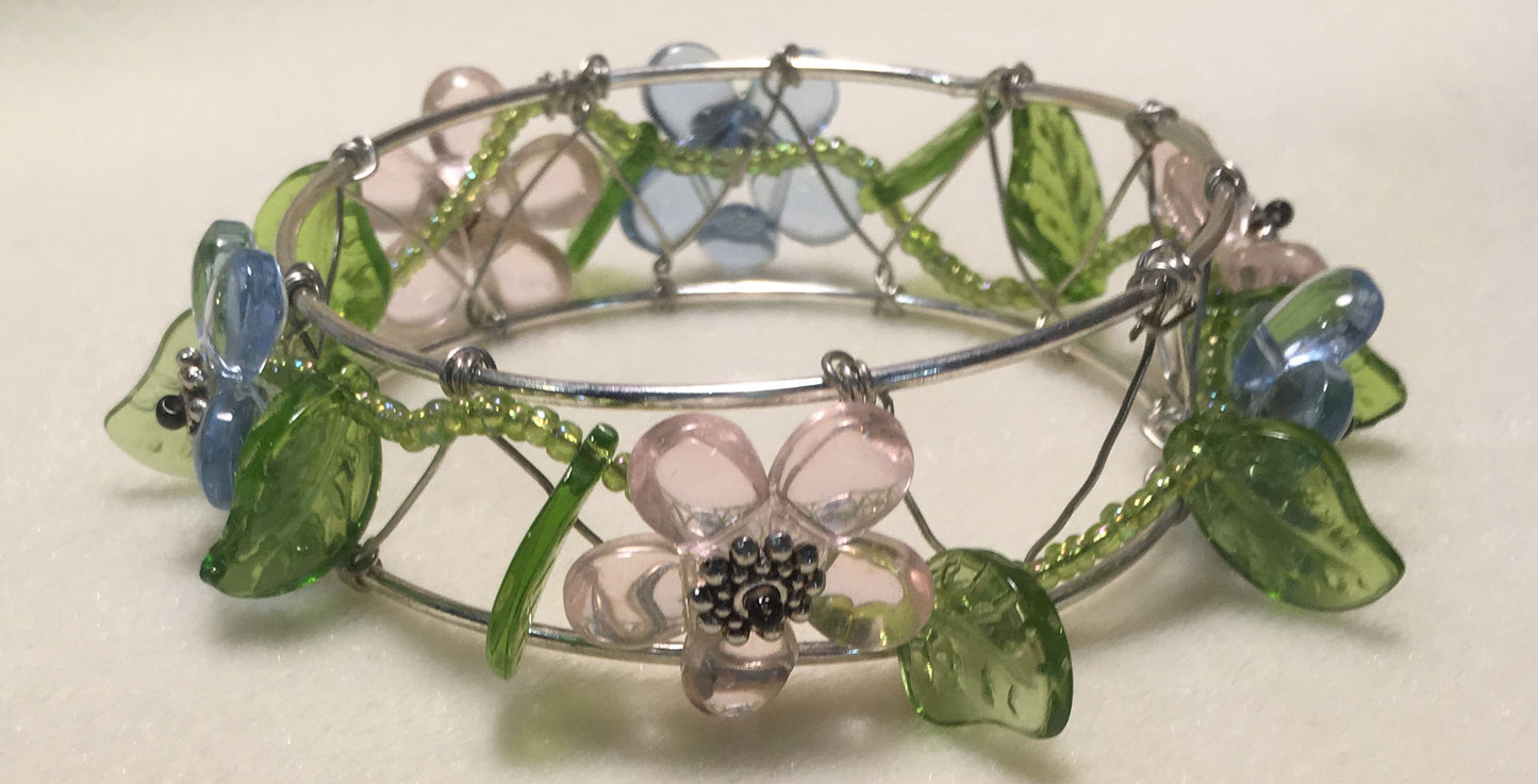 Růžový a modrý květinový korálkový náramek