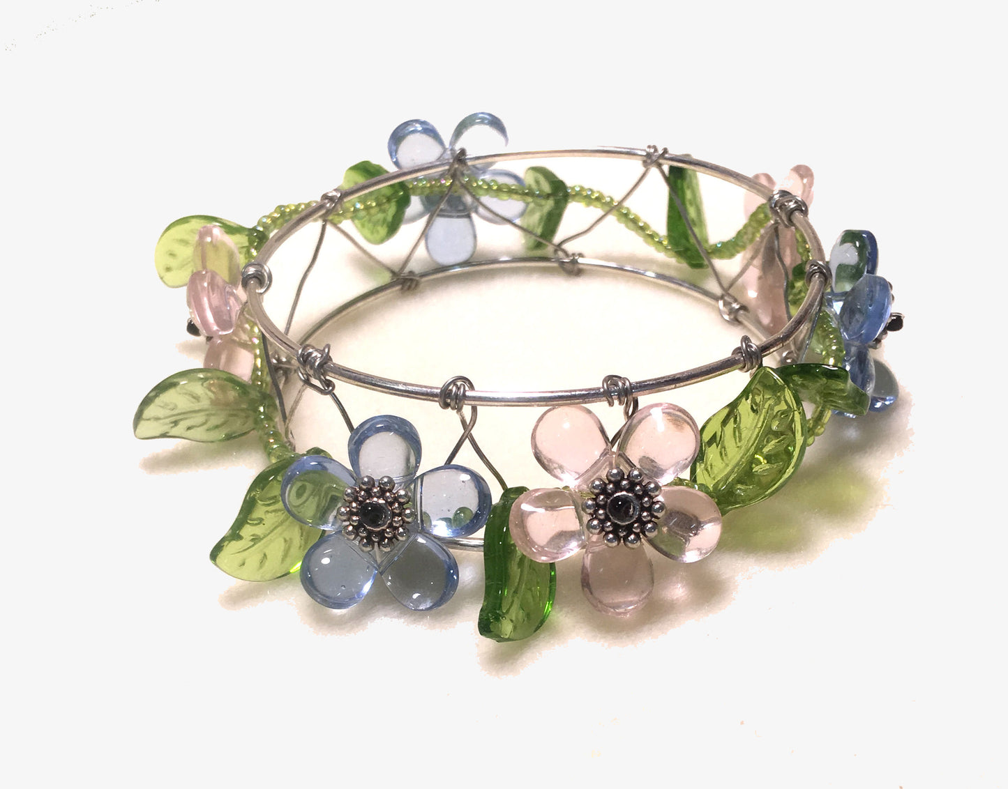 Růžový a modrý květinový korálkový náramek