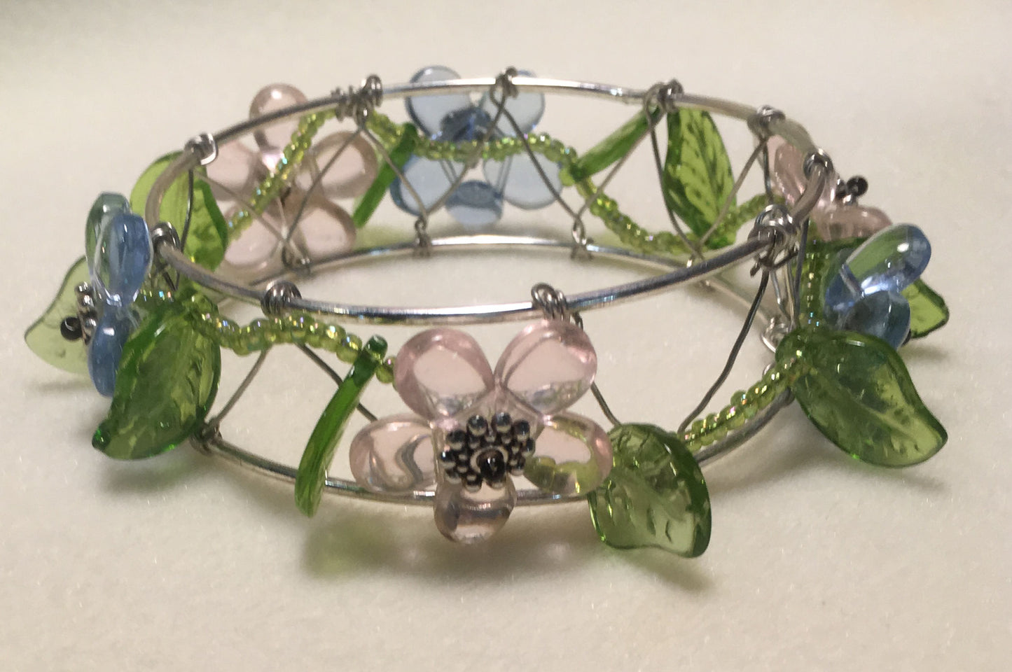 Růžový a modrý květinový korálkový náramek