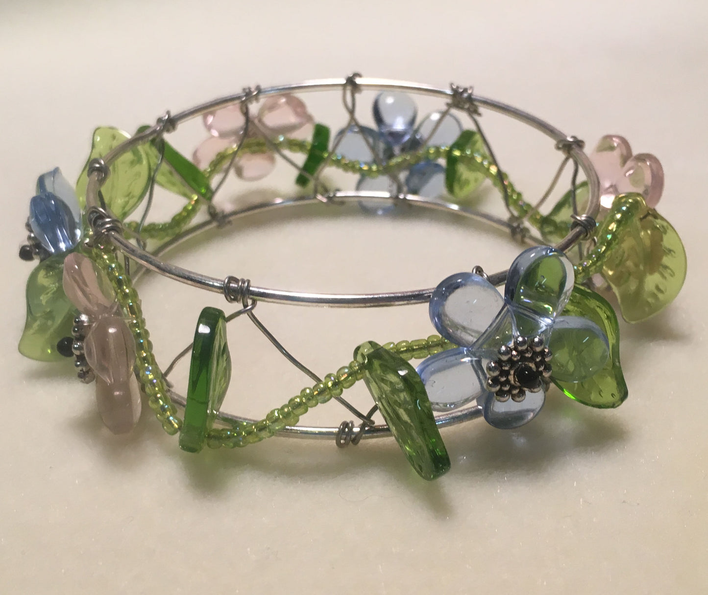 Růžový a modrý květinový korálkový náramek