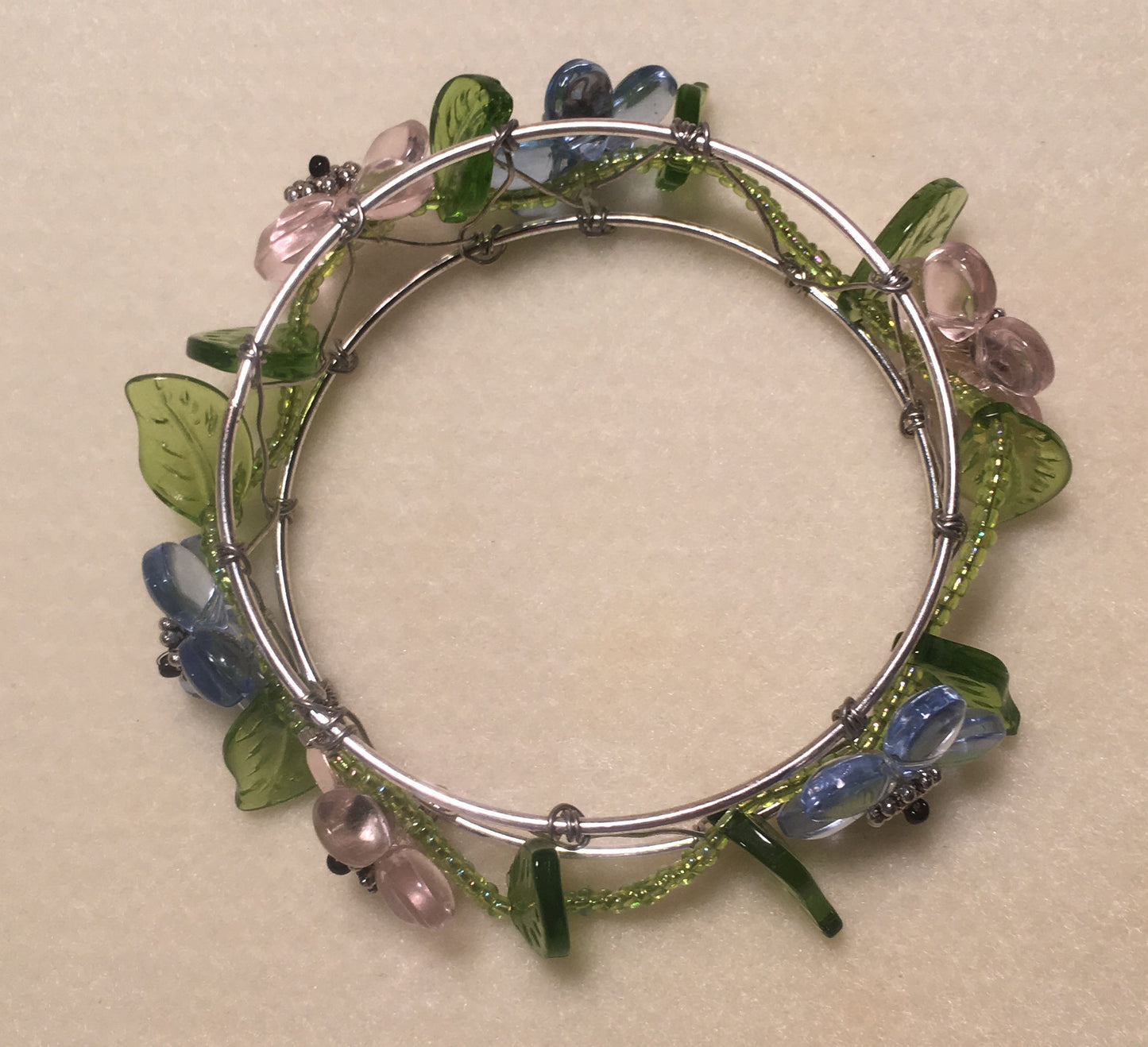 Růžový a modrý květinový korálkový náramek