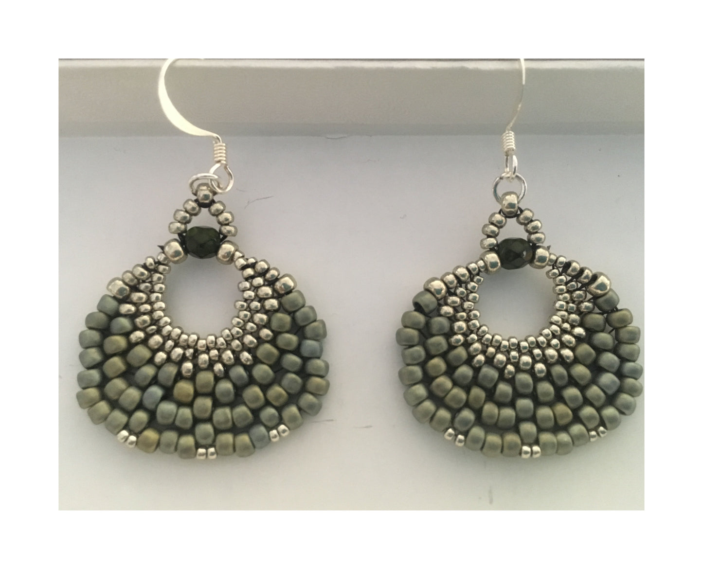 Peyote vějířové náušnice vyrobené z matně modrých a bledě norkových stříbrných korálků a postříbřených ušních drátků