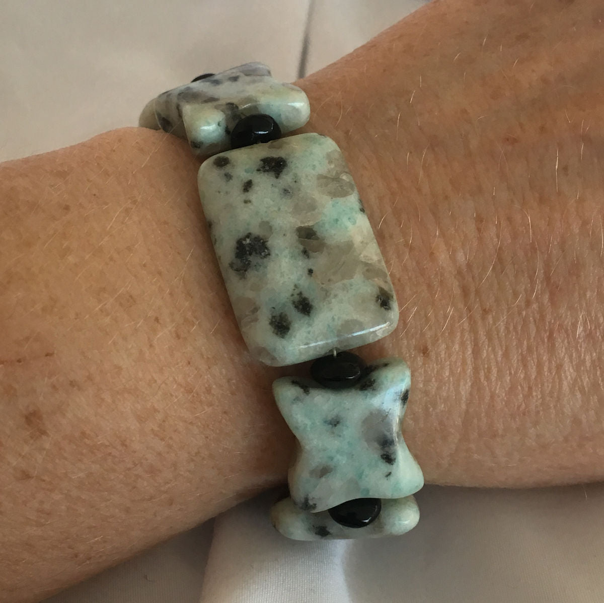 Sada kiwi jaspisového náramku a visacích náušnic (7,25 a 1,5 palce)