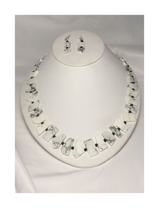 Ensemble collier et boucles d'oreilles en pierre howlite de style géométrique