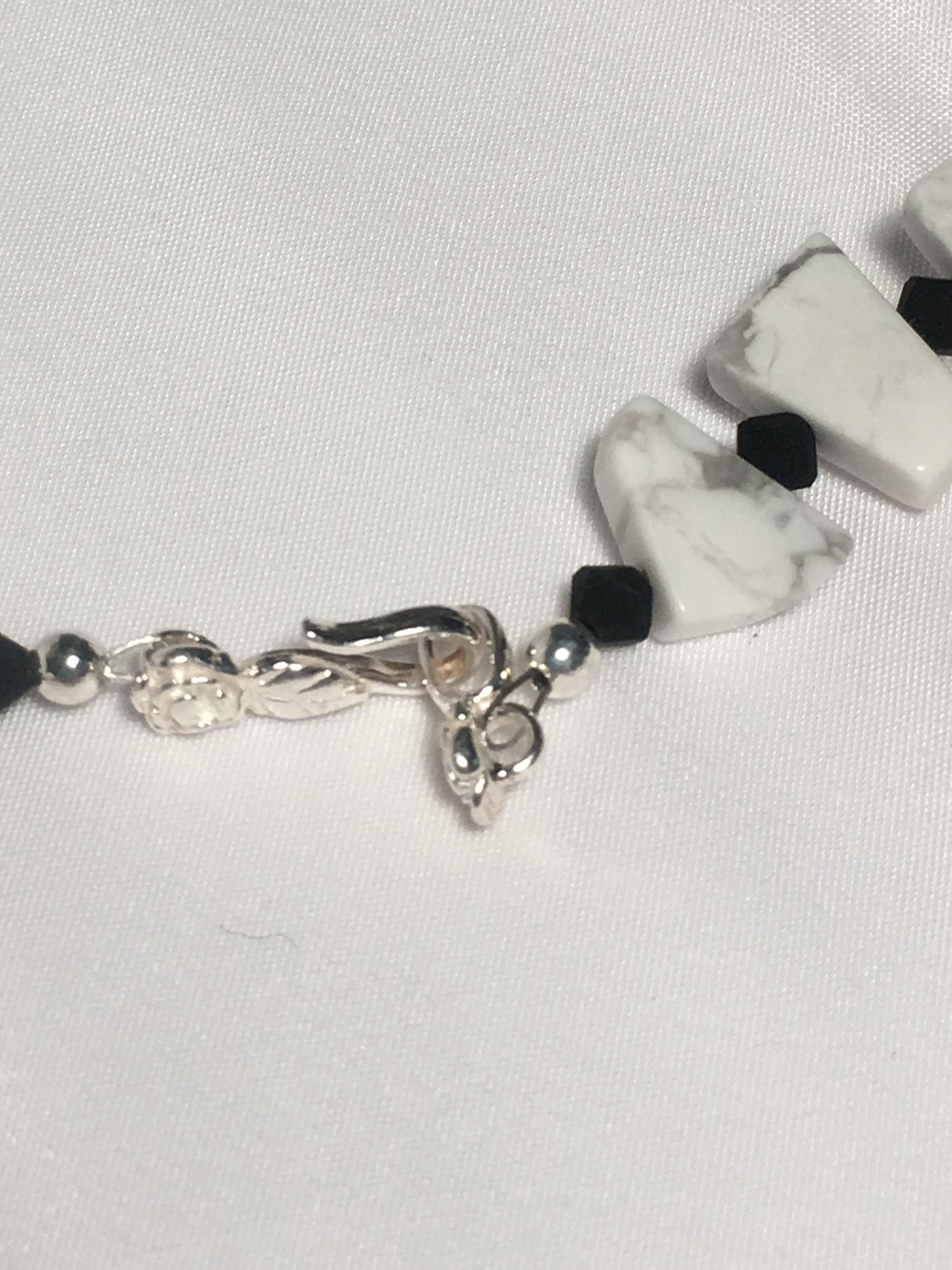 Sada náhrdelníku a náušnic z Howlitu v geometrickém stylu