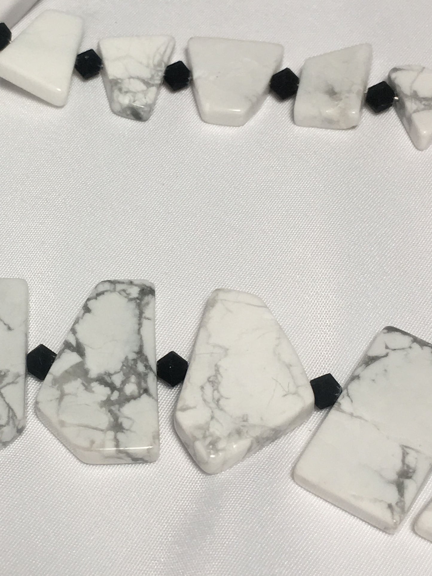 Sada náhrdelníku a náušnic z Howlitu v geometrickém stylu