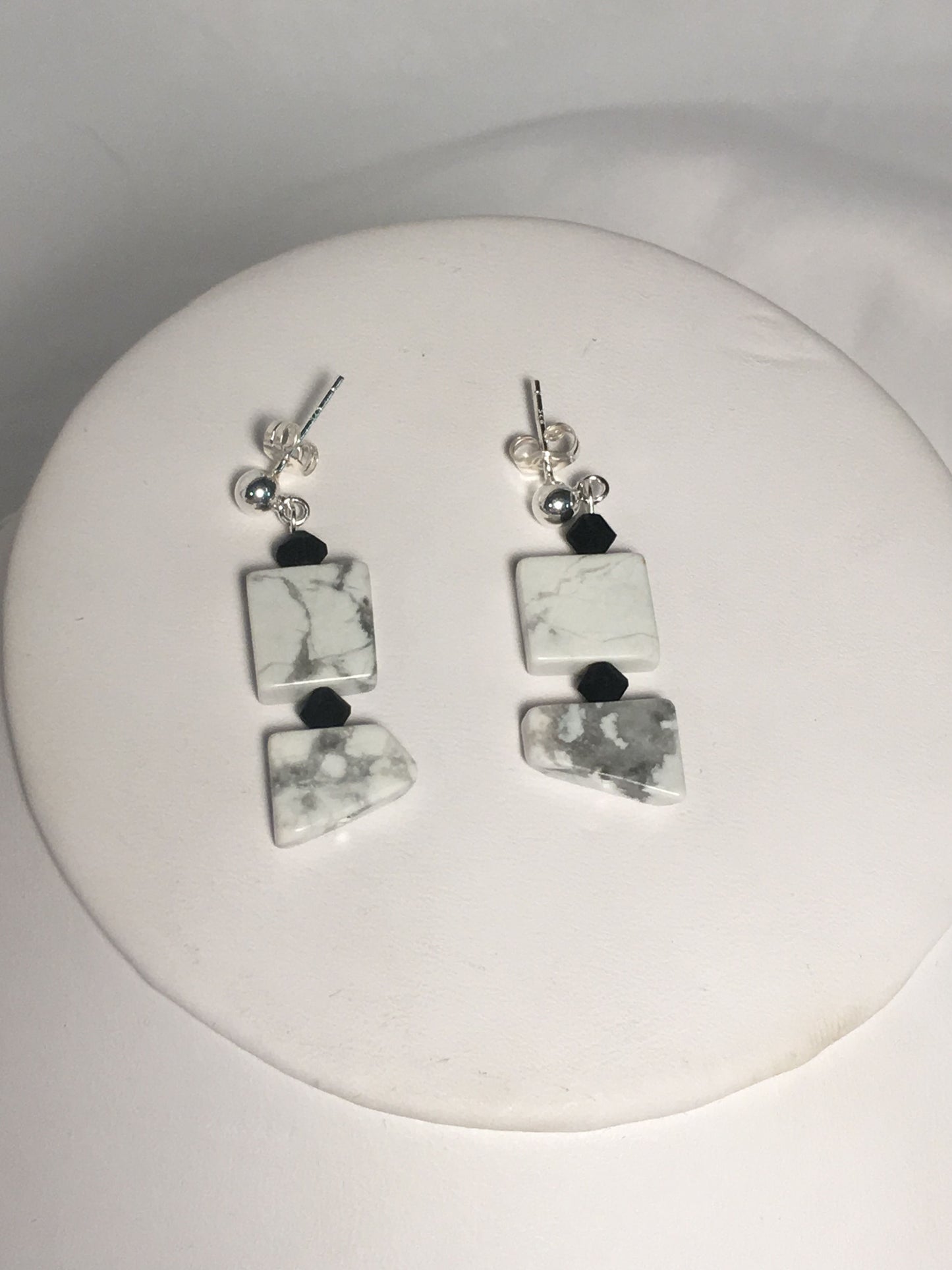 Sada náhrdelníku a náušnic z Howlitu v geometrickém stylu