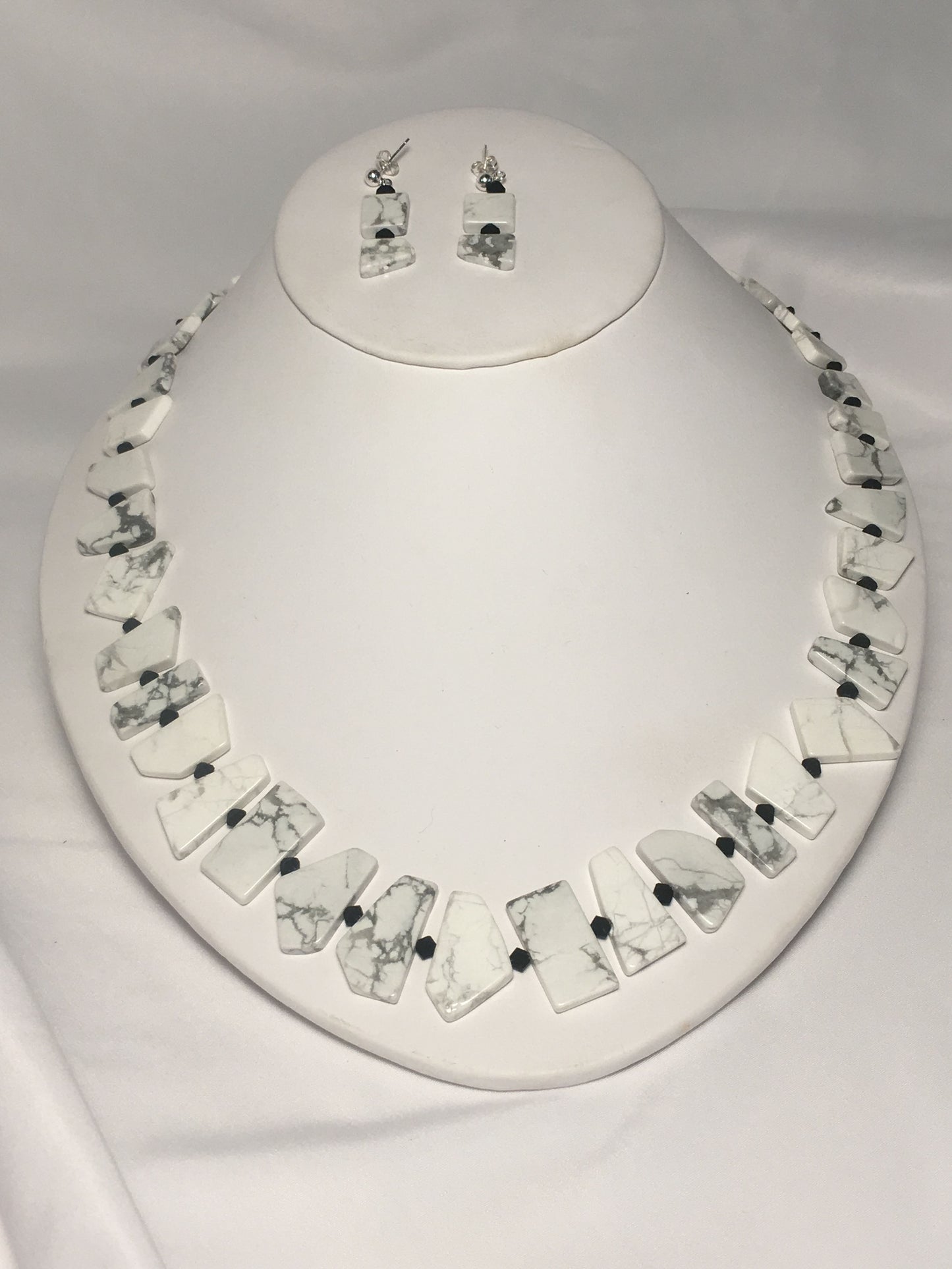 Sada náhrdelníku a náušnic z Howlitu v geometrickém stylu