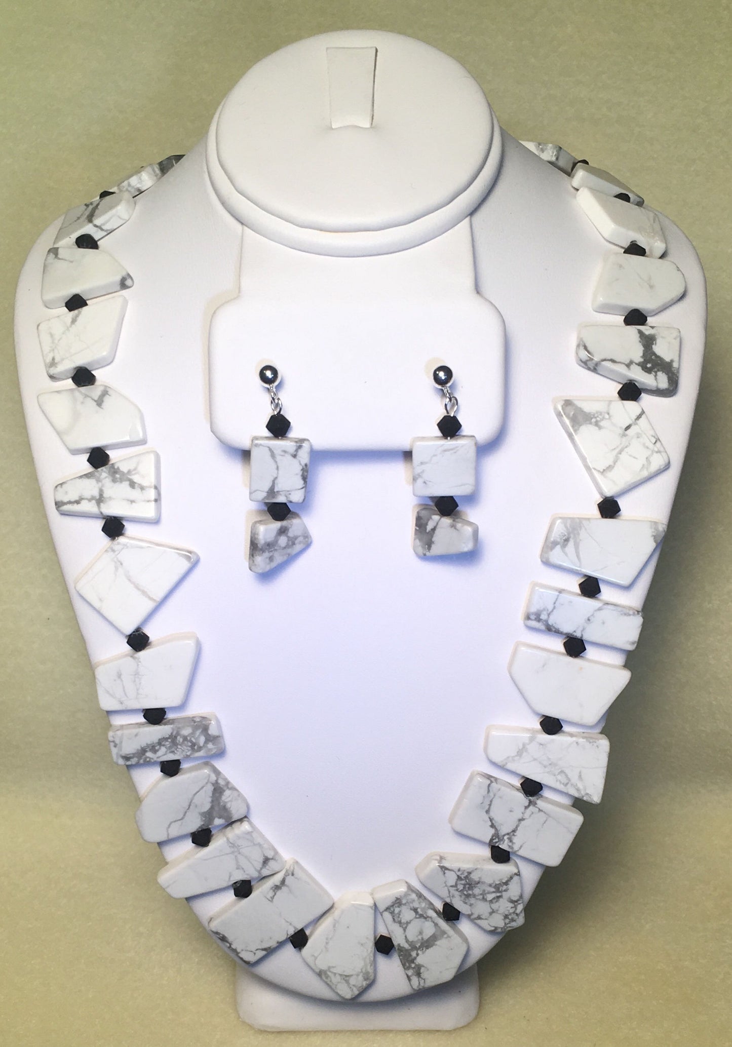 Sada náhrdelníku a náušnic z Howlitu v geometrickém stylu