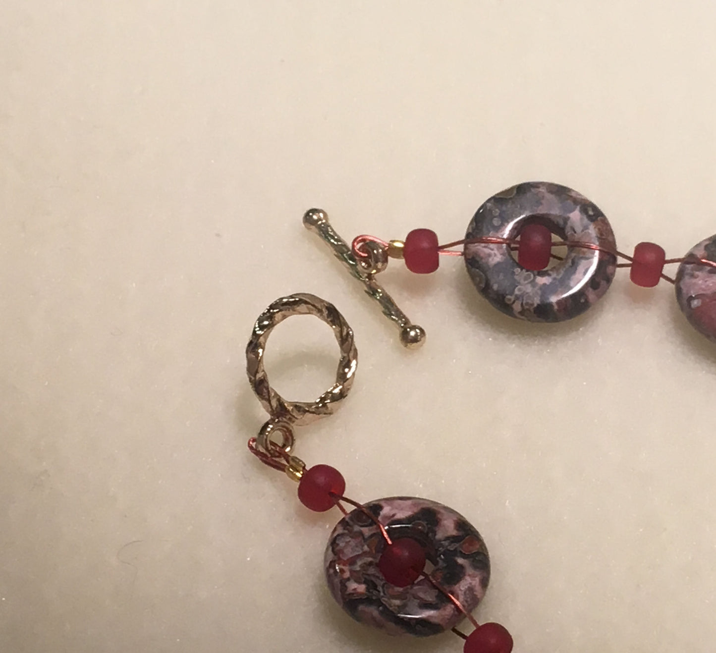 Malovaný náramek z polodrahokamu Jaspis z leopardí kůže