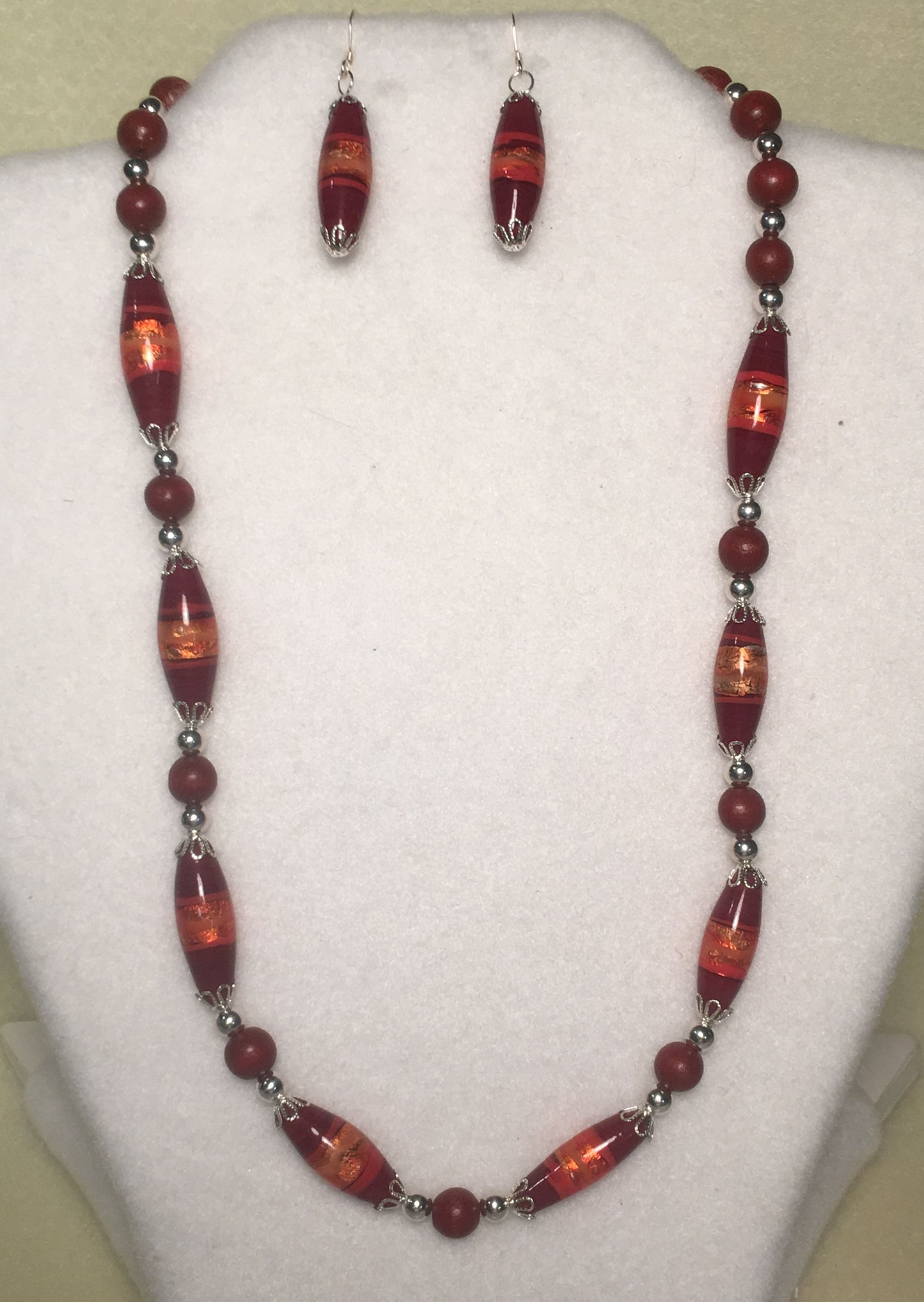 Sada náhrdelníku a náušnic z červené skleněné fólie a stříbrného oválného korálku
