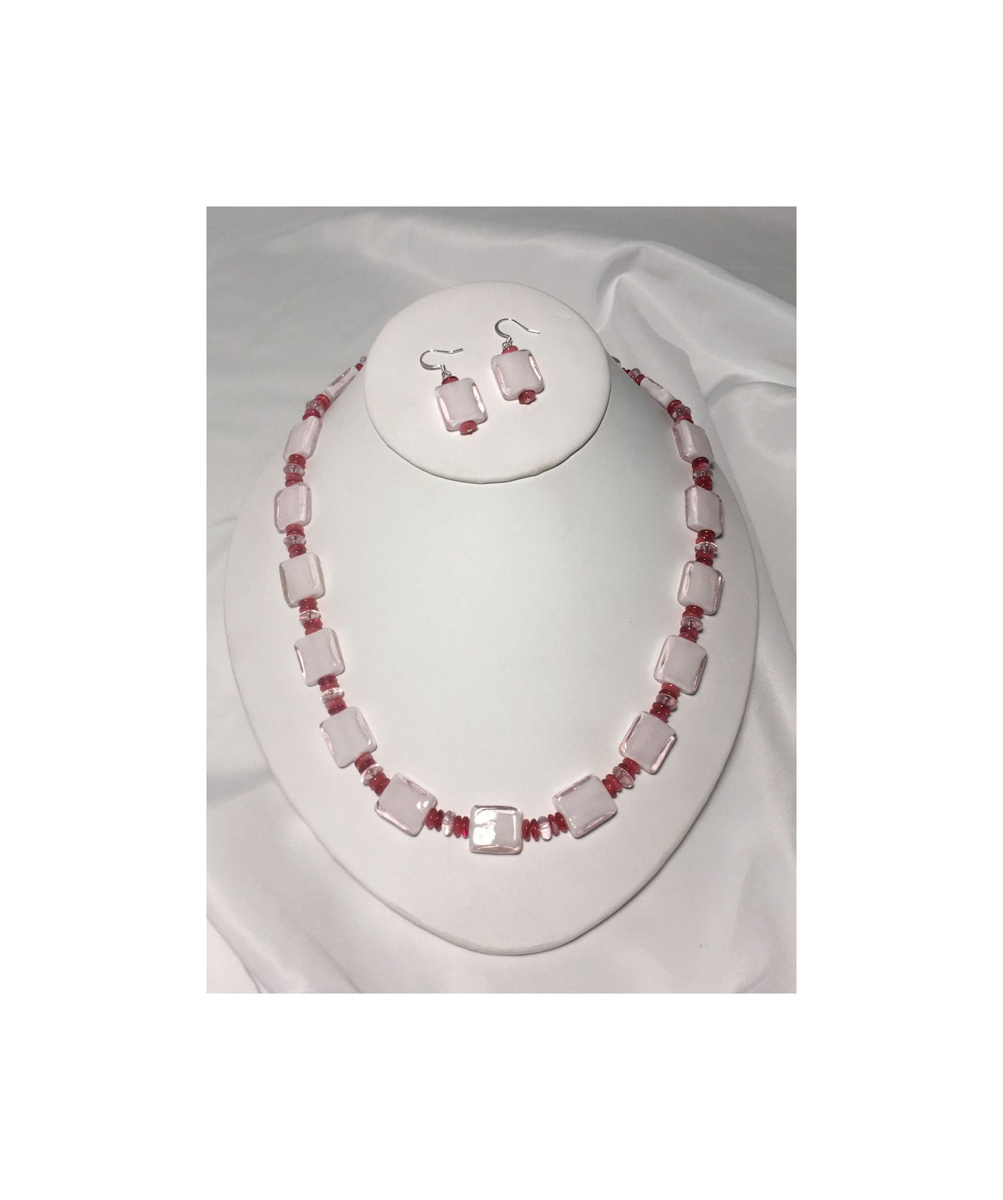 Ensemble collier et boucles d'oreilles carrés en verre rose