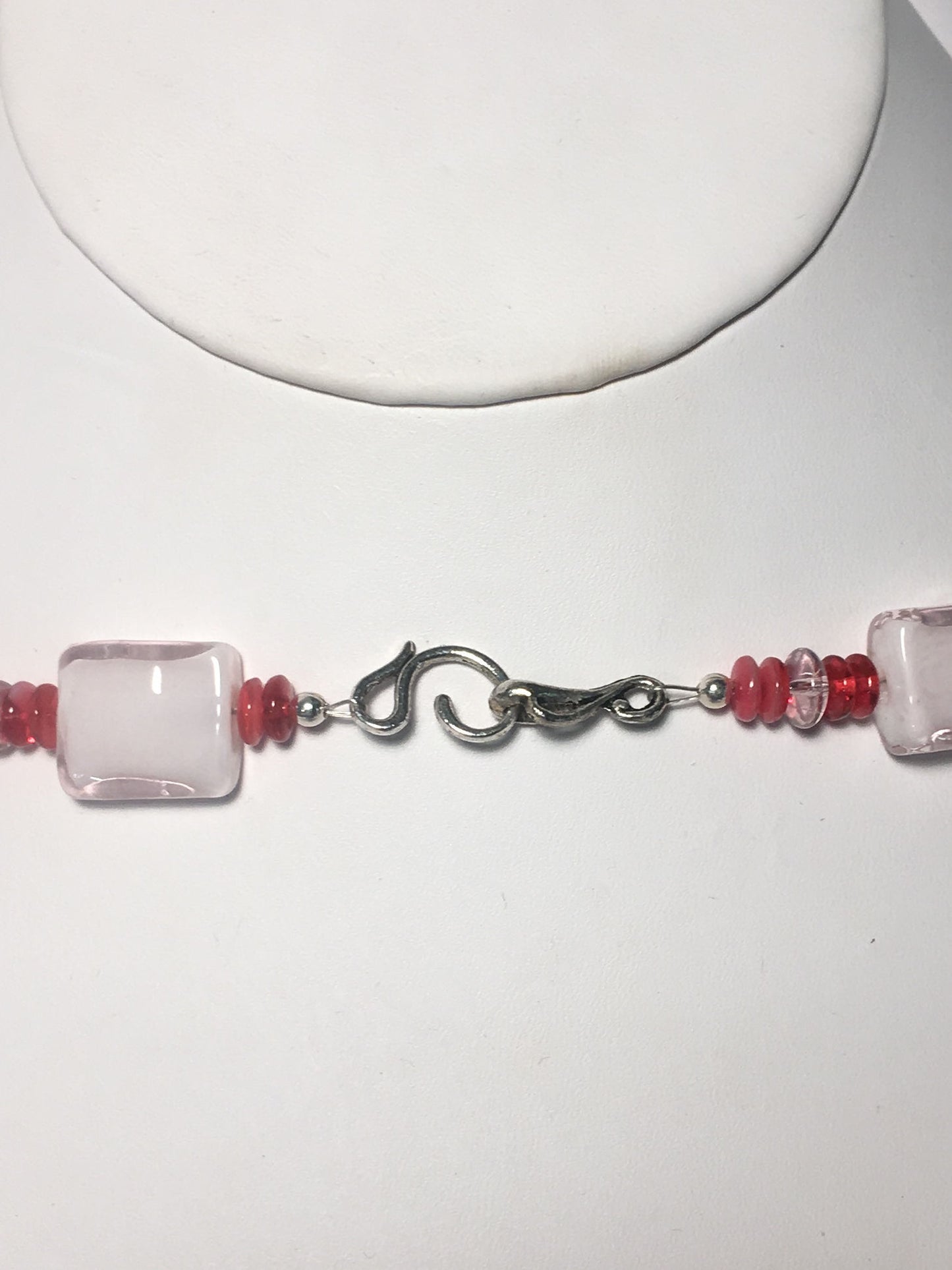 Ensemble collier et boucles d'oreilles carrés en verre rose