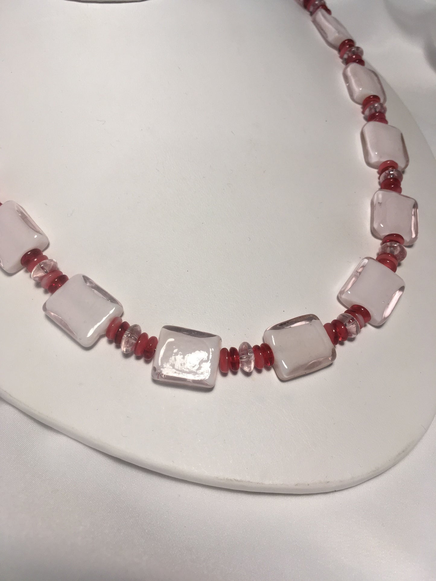 Ensemble collier et boucles d'oreilles carrés en verre rose