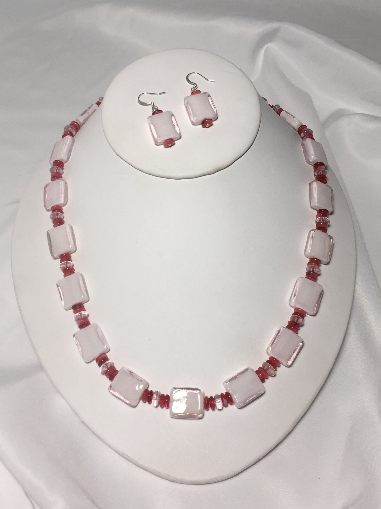 Ensemble collier et boucles d'oreilles carrés en verre rose