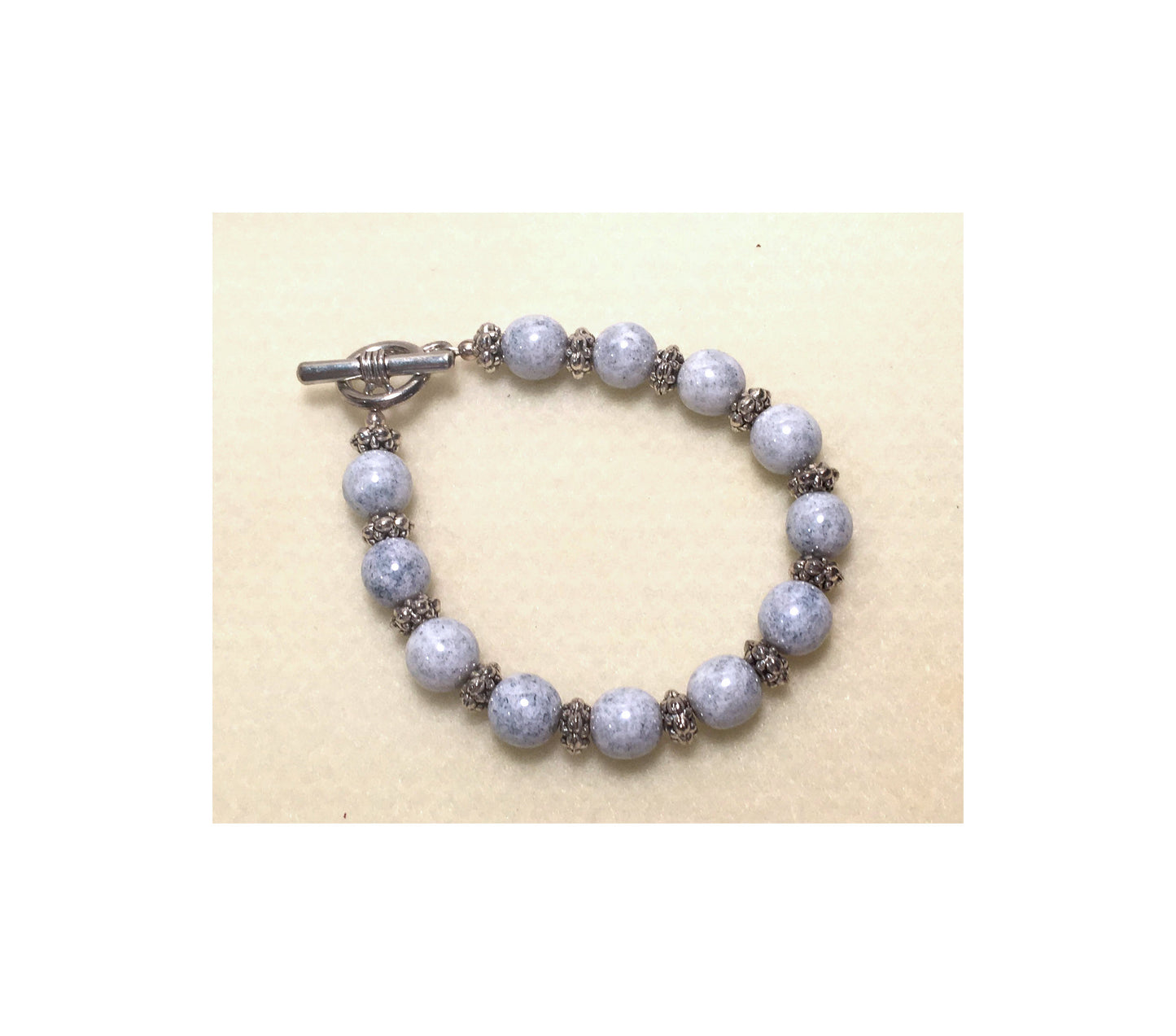 Modrý kropenatý náramek z bílého skla a stříbrného korálku
