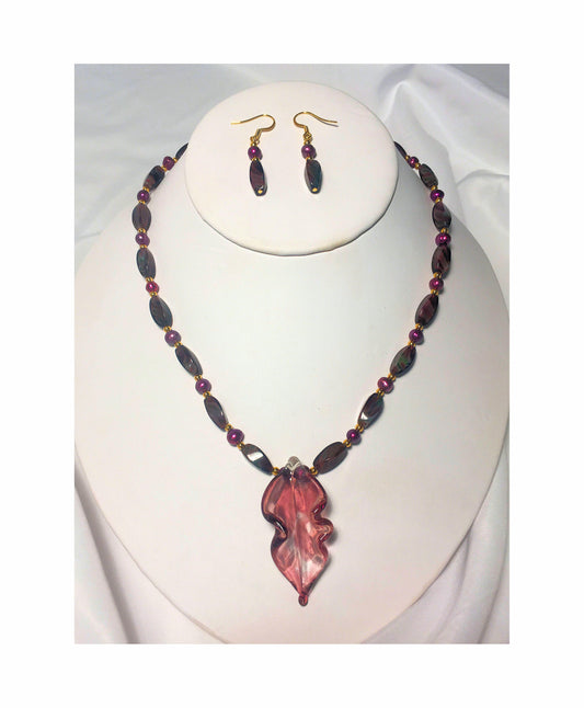 Ensemble collier torsadé violet et boucles d'oreilles pendantes