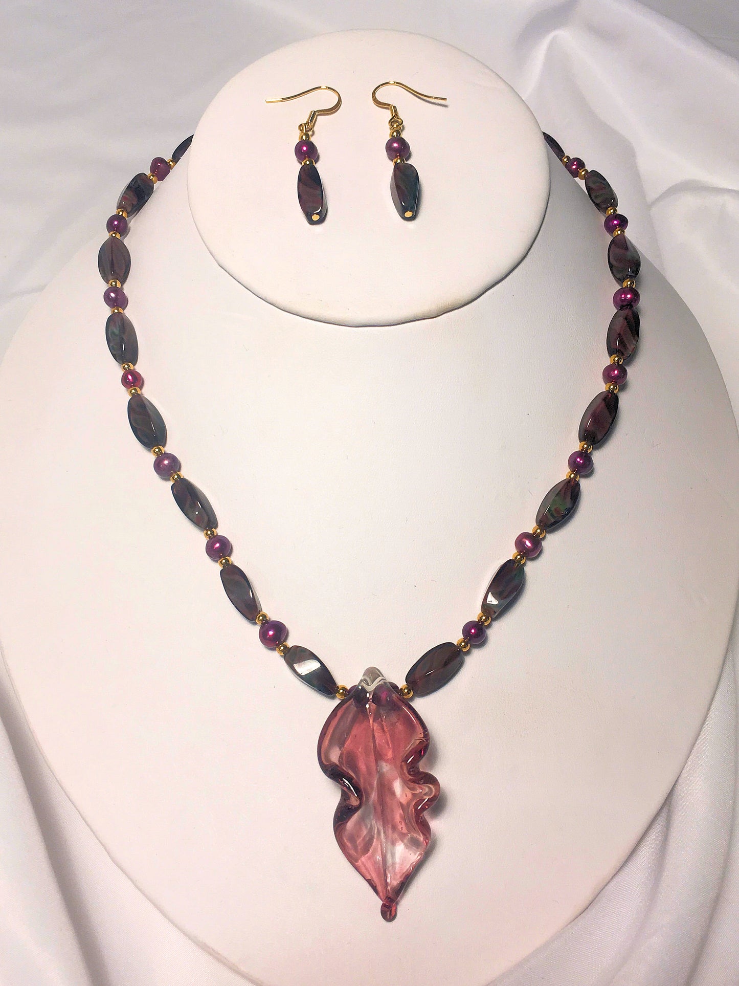 Sada fialového náhrdelníku a visacích náušnic