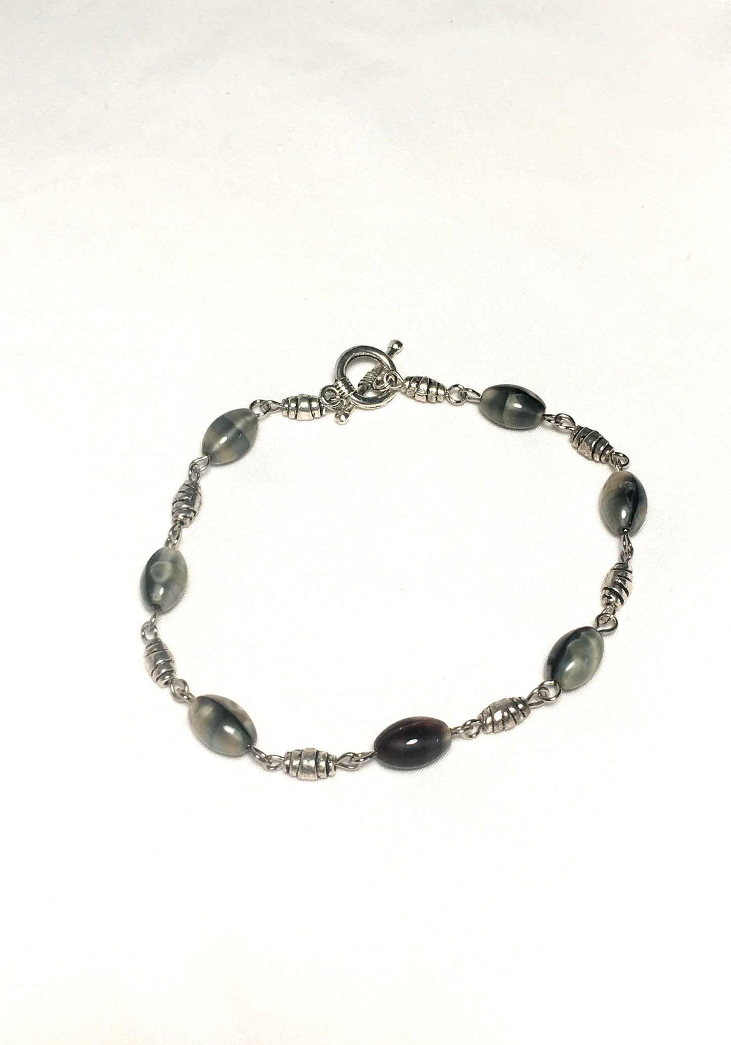Bracelet en perles de verre et croissant d'argent en fausse nacre